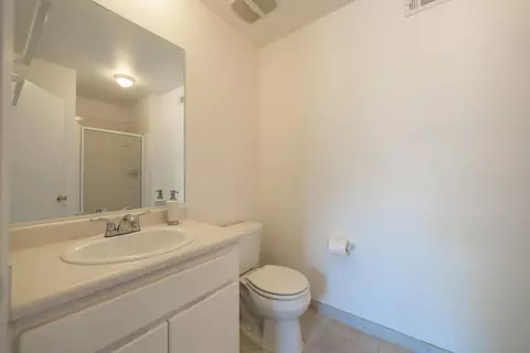 Bath - 8846 Goldstone Ln, Redding, CA 96001 photo 5 of 5