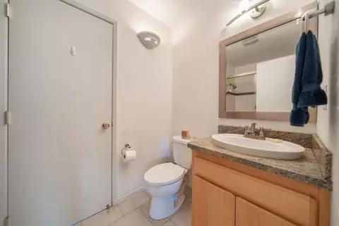 Bath - 8846 Goldstone Ln, Redding, CA 96001 photo 3 of 5