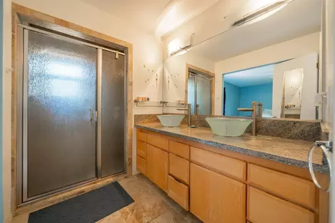 Bath - 8846 Goldstone Ln, Redding, CA 96001 photo 1 of 5