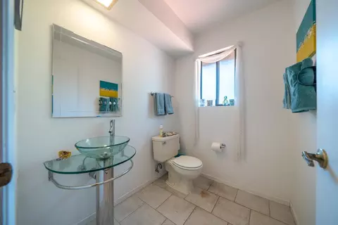 Bath - 8846 Goldstone Ln, Redding, CA 96001 photo 2 of 5
