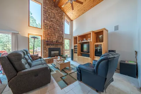 Living - 8846 Goldstone Ln, Redding, CA 96001 photo 4 of 8
