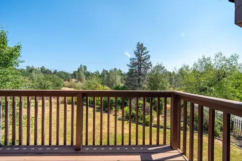 Exterior - 8846 Goldstone Ln, Redding, CA 96001 photo 3 of 17