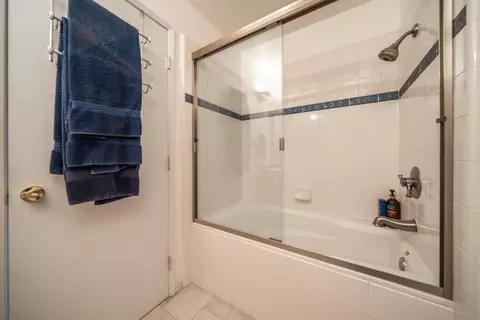 Bath - 8846 Goldstone Ln, Redding, CA 96001 photo 4 of 5