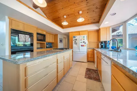 Kitchen - 8846 Goldstone Ln, Redding, CA 96001 photo 4 of 5