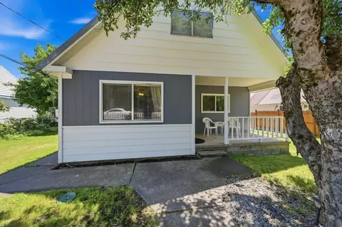 Exterior - 924 Oak St, Mccloud, CA 96057 photo 2 of 6