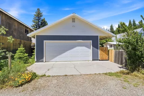 Exterior - 924 Oak St, Mccloud, CA 96057 photo 6 of 6