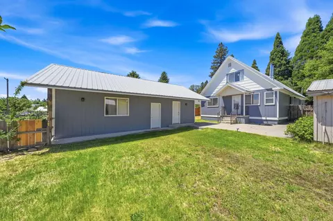 Exterior - 924 Oak St, Mccloud, CA 96057 photo 3 of 6