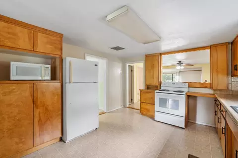Kitchen - 21941 Reading Dr, Anderson, CA 96007 photo 2 of 2