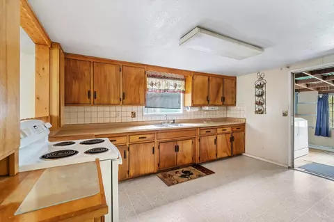 Kitchen - 21941 Reading Dr, Anderson, CA 96007 photo 1 of 2