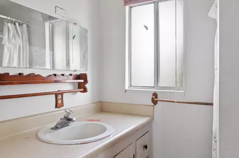 Bath - 21941 Reading Dr, Anderson, CA 96007 photo 1 of 3