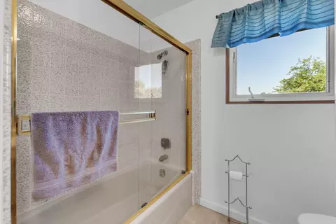 Bath - 13220 Aztec Ln, Red Bluff, CA 96080 photo 2 of 4