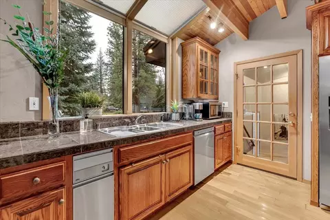 Kitchen - 17325 Nicklaus Ct, Weed, CA 96094 photo 4 of 4