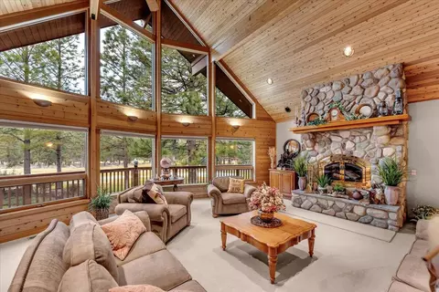 Living - 17325 Nicklaus Ct, Weed, CA 96094 photo 2 of 5