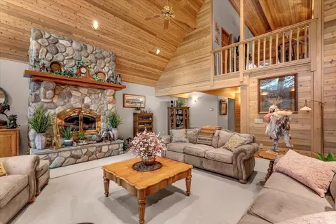 Living - 17325 Nicklaus Ct, Weed, CA 96094 photo 4 of 5