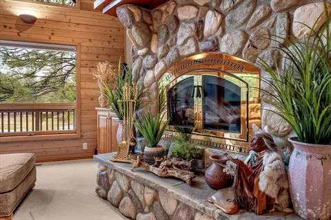 Living - 17325 Nicklaus Ct, Weed, CA 96094 photo 3 of 5