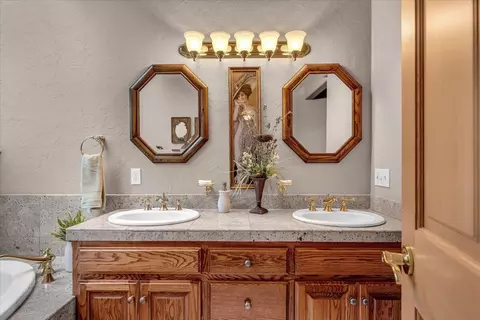 Bath - 17325 Nicklaus Ct, Weed, CA 96094 photo 1 of 8