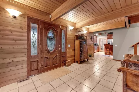 Entry Way - 17325 Nicklaus Ct, Weed, CA 96094 photo 1 of 2