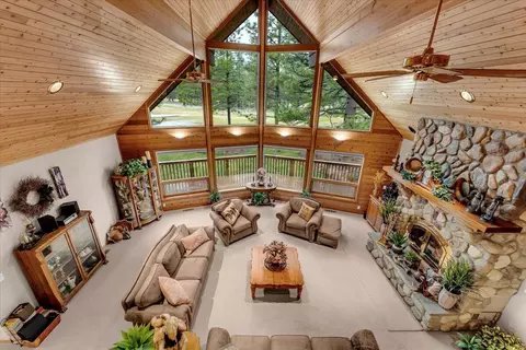 Living - 17325 Nicklaus Ct, Weed, CA 96094 photo 5 of 5