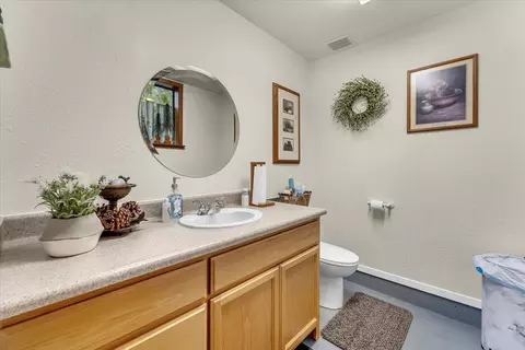 Bath - 17325 Nicklaus Ct, Weed, CA 96094 photo 7 of 8