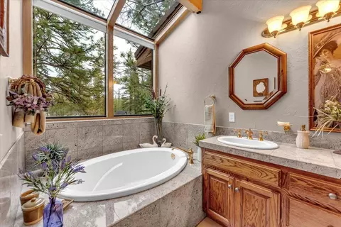 Bath - 17325 Nicklaus Ct, Weed, CA 96094 photo 2 of 8