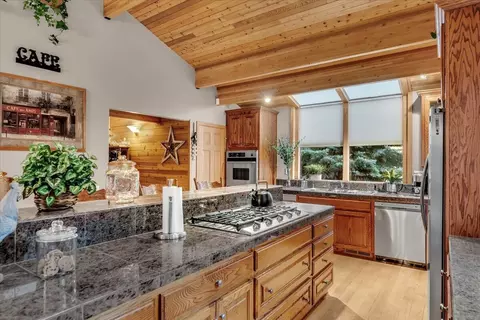 Kitchen - 17325 Nicklaus Ct, Weed, CA 96094 photo 3 of 4