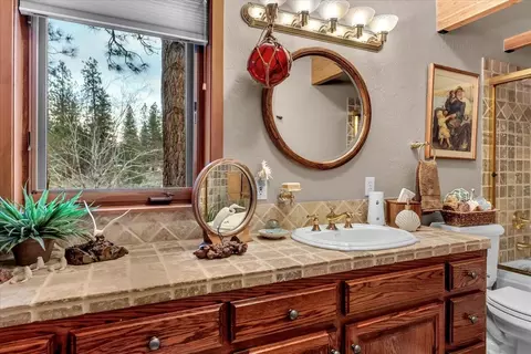 Bath - 17325 Nicklaus Ct, Weed, CA 96094 photo 4 of 8
