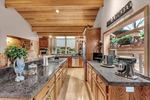 Kitchen - 17325 Nicklaus Ct, Weed, CA 96094 photo 2 of 4