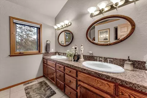 Bath - 17325 Nicklaus Ct, Weed, CA 96094 photo 6 of 8