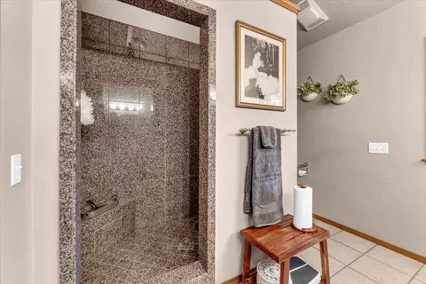 Bath - 17325 Nicklaus Ct, Weed, CA 96094 photo 3 of 8