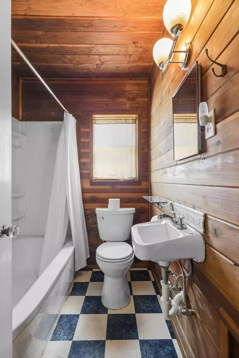 Bath - 700 Severtson Dr, Redding, CA 96001 photo 1 of 1