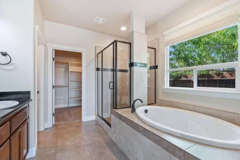 Bath - 372 Stinson Loop, Redding, CA 96003 photo 3 of 5