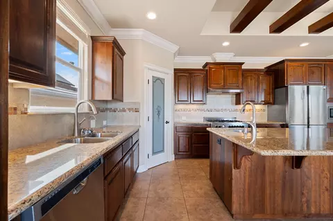 Kitchen - 372 Stinson Loop, Redding, CA 96003 photo 3 of 8