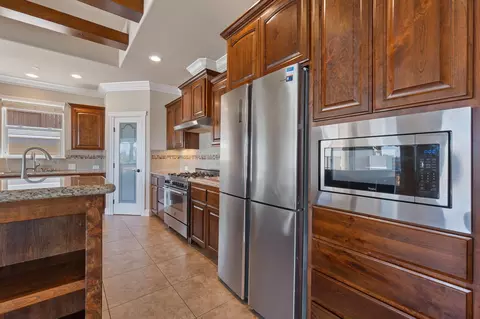 Kitchen - 372 Stinson Loop, Redding, CA 96003 photo 6 of 8