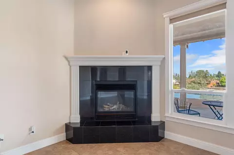 Living - 372 Stinson Loop, Redding, CA 96003 photo 3 of 6