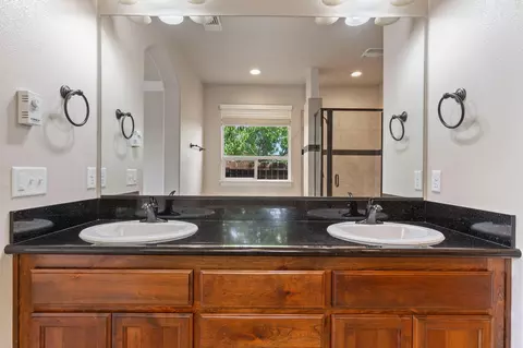 Bath - 372 Stinson Loop, Redding, CA 96003 photo 5 of 5