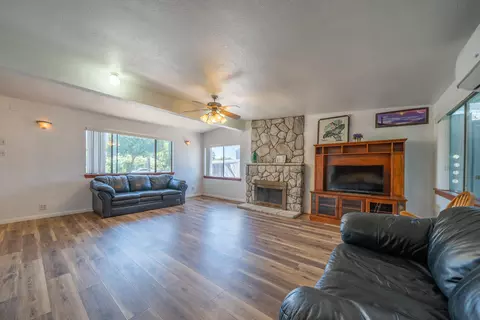 Living - 2920 Fairway Ave, Redding, CA 96002 photo 4 of 5