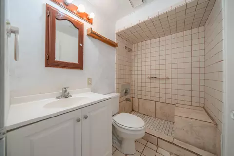 Bath - 2920 Fairway Ave, Redding, CA 96002 photo 3 of 3