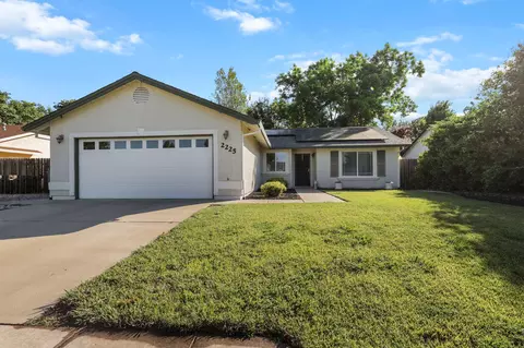 2225 Shenandoah Dr, Anderson, CA 96007