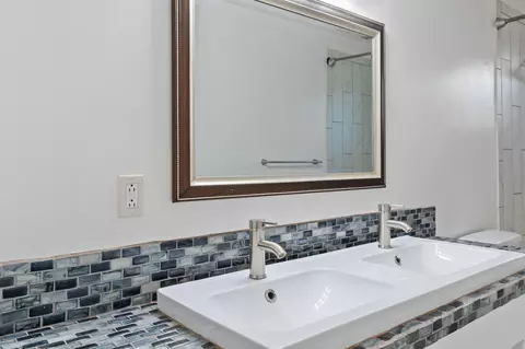 Bath - 1064 Ledell Dr, Redding, CA 96002 photo 4 of 4