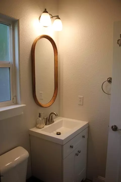 Bath - 6040 Constitution Way, Redding, CA 96003 photo 5 of 9