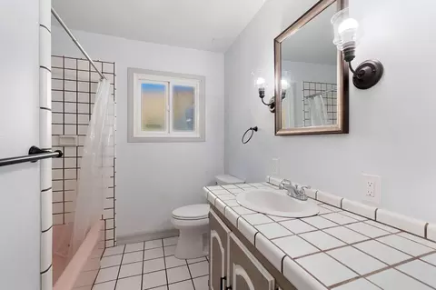 Bath - 18526 Martin Way, Redding, CA 96003 photo 1 of 1