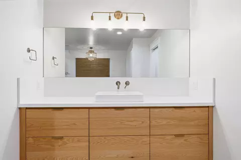 Bath - 22200 Salmon Pl, Red Bluff, CA 96080 photo 2 of 8