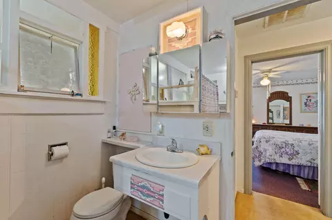 Bath - 541 Hartnell Ave, Redding, CA 96002 photo 2 of 2