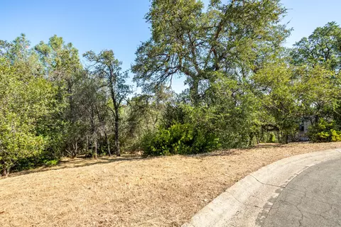 866 Pioneer Dr, Redding, CA 96001 photo 2