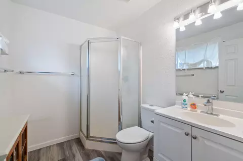 Bath - 1289 Hemlock Ave, Anderson, CA 96007 photo 1 of 2