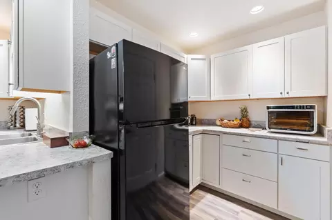 Kitchen - 1289 Hemlock Ave, Anderson, CA 96007 photo 2 of 2
