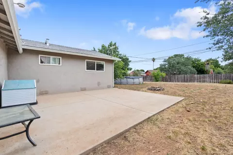 Exterior - 1289 Hemlock Ave, Anderson, CA 96007 photo 2 of 5