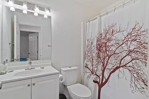 Bath - 1289 Hemlock Ave, Anderson, CA 96007 photo 2 of 2