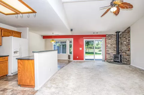 Living - 5512 Mill Pond Ln, Redding, CA 96001 photo 2 of 7