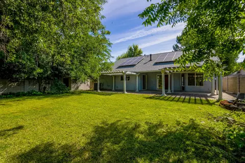Exterior - 5512 Mill Pond Ln, Redding, CA 96001 photo 5 of 11